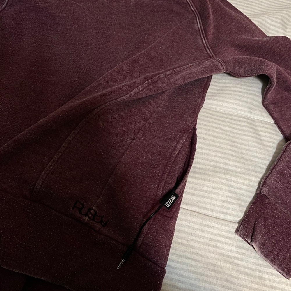 Rusty Hoodie With Earbuds  (Idk If They Hook Up) - Picture 6 of 10